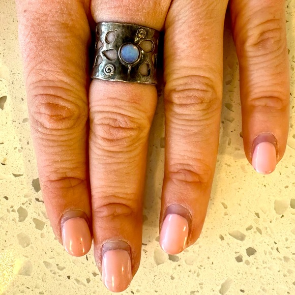 Hammered silver with blue opalescent stone - Picture 1 of 3